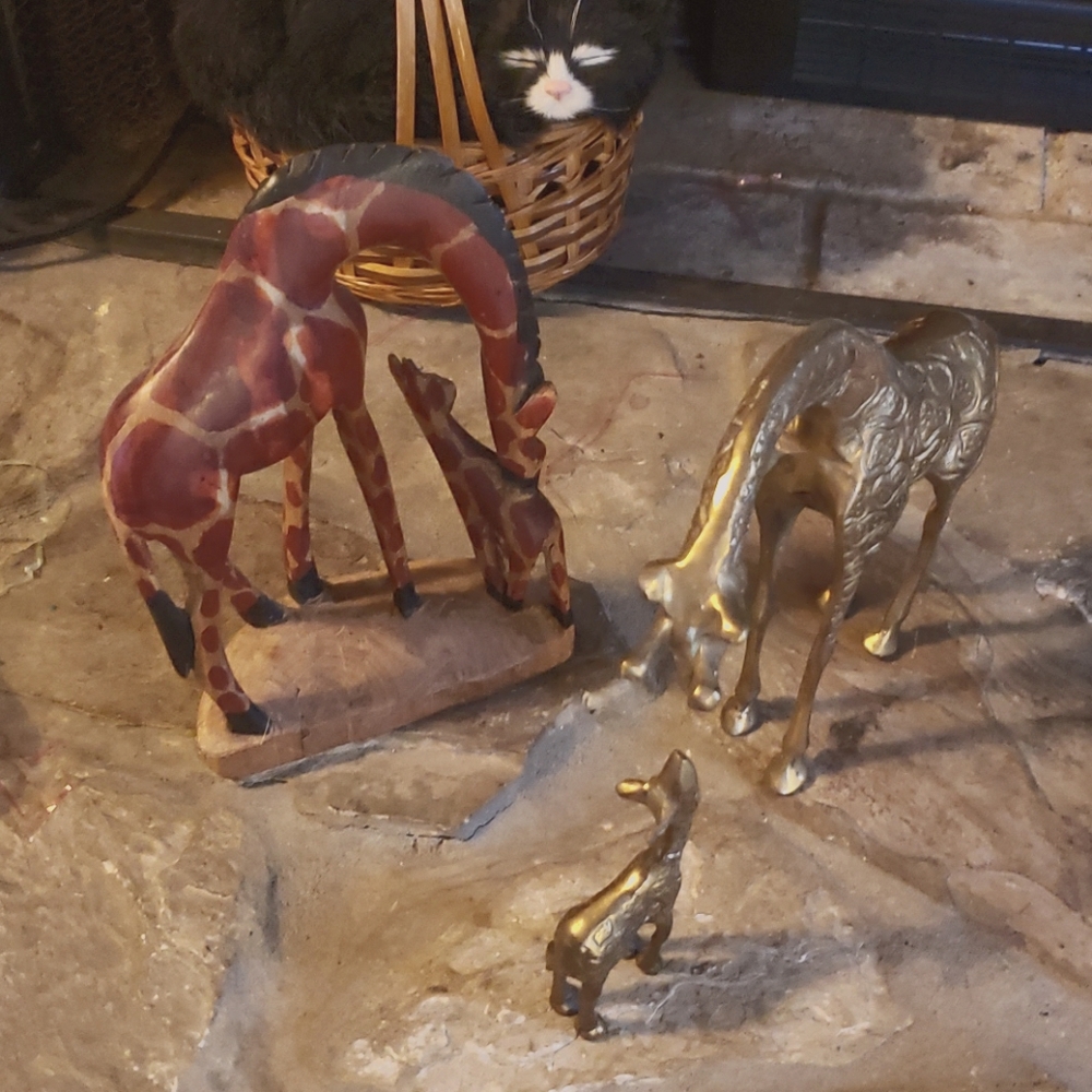 Brass mother and baby giraffes.